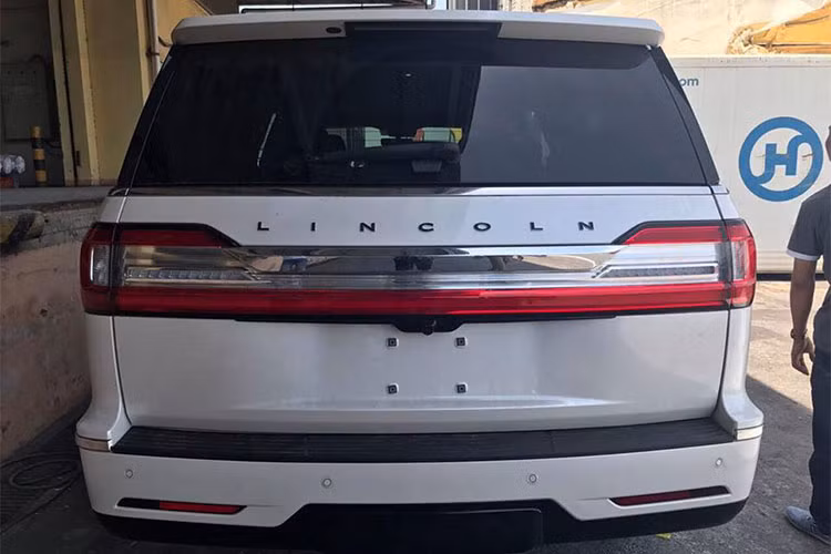 Ở phía sau xe, đèn hậu cũng thiết kế dạng led trải dài sang 2 bên đuôi xe cùng một thanh mạ crom chính giữa tạo cảm giác sang trọng. Đi cùng với kích thước "khủng" của xe là bộ mâm đa chấu thiết kế đẹp mắt.