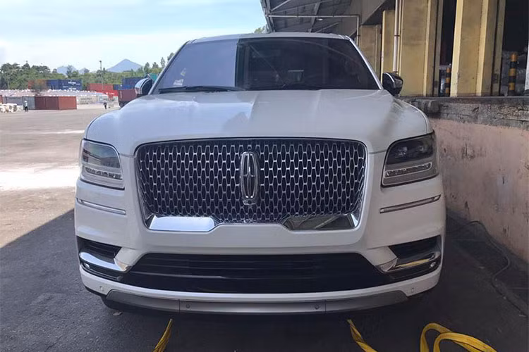 Đúng như tên gọi, mẫu SUV hạng sang cỡ lớn Lincoln Navigator L Black Label dài hơn bản tiêu chuẩn, đạt 5.636 mm, chiều cao 1.932 mm và chiều rộng 2.382 mm. Chiều dài cơ sở lên tới 3.342 mm và nặng hơn 2,7 tấn. Sức kéo tối đa gần 4 tấn. Xe được nâng cấp vật liệu cách âm và kính nhiều lớp, nhưng nhẹ hơn 90,7 kg so với phiên bản trước đây.