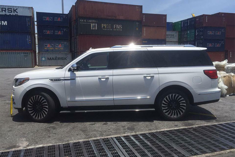 Theo phía công ty nhập khẩu tư nhân tại Hà Nội chào bán chiếc Lincoln Navigator Black Label L 2018 đầu tiên về Việt Nam này là khoảng hơn 9 tỷ đồng. Đối thủ chính của xe là những cái tên sừng sỏ như Lexus LX570 Super Sport, Cadillac Escalade hay Infiniti QX80...