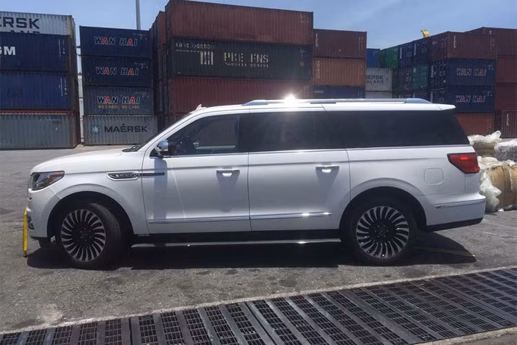 Theo phía công ty nhập khẩu tư nhân tại Hà Nội chào bán chiếc Lincoln Navigator Black Label L 2018 đầu tiên về Việt Nam này là khoảng hơn 9 tỷ đồng. Đối thủ chính của xe là những cái tên sừng sỏ như Lexus LX570 Super Sport, Cadillac Escalade hay Infiniti QX80...