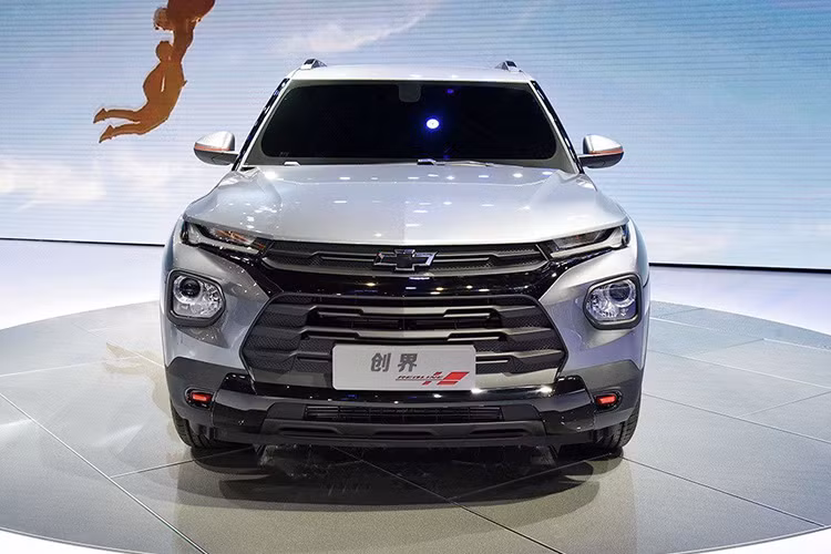 Về thiết kế, Chevrolet Trailblazer 2019 sở hữu nhiều chi tiết ngoại thất tương tự Blazer ở Mỹ. Điều này được thể hiện qua dải đèn LED định vị ban ngày nằm trên, nối liền với lưới tản nhiệt và cụm đèn pha chính nằm dưới. Ngoài ra, lưới tản nhiệt của mẫu crossover cỡ C mới còn được chia đôi bằng một thanh ở giữa, tích hợp logo của Chevrolet.