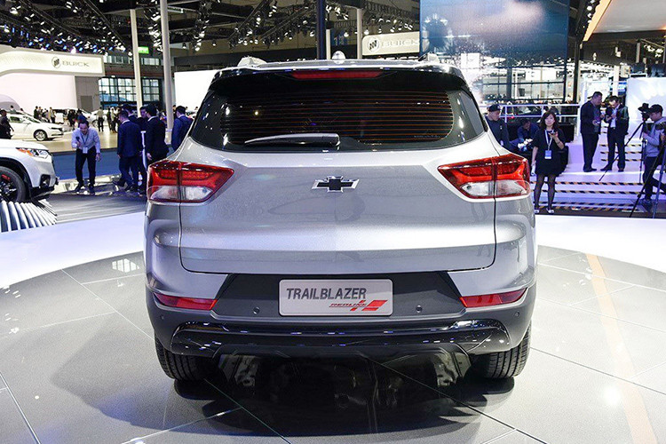 Đằng sau mẫu crossover cỡ C này xuất hiện cụm đèn hậu nhỏ gọn và chi tiết màu đen bóng trên cản sau làm điểm nhấn. Vì thuộc phiên bản Redline nên chiếc Chevrolet Trailblazer 2019 trong triển lãm Ô tô Thượng Hải năm nay đi kèm logo chữ thập trước/sau màu đen.