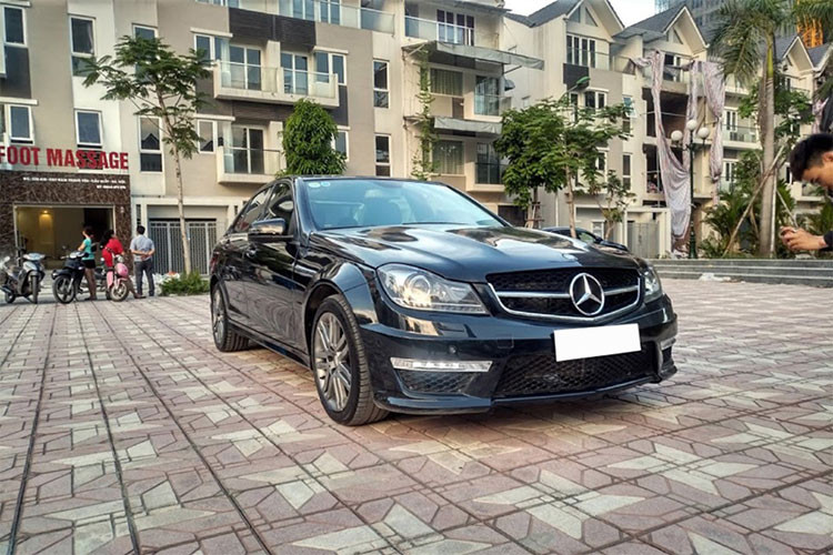 C-Class là một trong những mẫu xe sang bán chạy nhất của nhà sản xuất ôtô Đức Mercedes-Benz. Tuy nhiên, những mẫu xe cũ của dòng xe này lại đang rớt giá thê thảm tại thị trường Việt Nam. Mới đây, tại sàn xe mua bán ôtô cũ, chiếc Mercedes-Benz C230 2009 được đăng bán với giá chỉ 495 triệu đồng, ngang ngửa với mẫu Hyundai Accent 2018 mới.