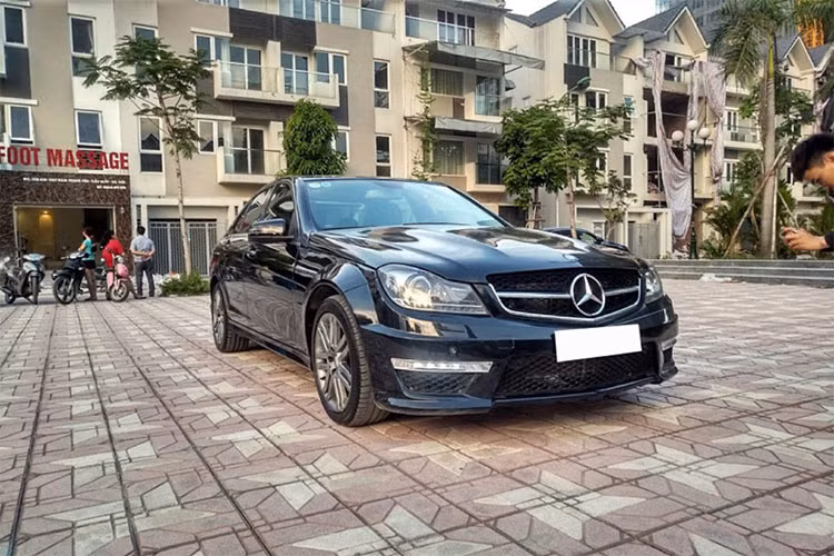 C-Class là một trong những mẫu xe sang bán chạy nhất của nhà sản xuất ôtô Đức Mercedes-Benz. Tuy nhiên, những mẫu xe cũ của dòng xe này lại đang rớt giá thê thảm tại thị trường Việt Nam. Mới đây, tại sàn xe mua bán ôtô cũ, chiếc Mercedes-Benz C230 2009 được đăng bán với giá chỉ 495 triệu đồng, ngang ngửa với mẫu Hyundai Accent 2018 mới.