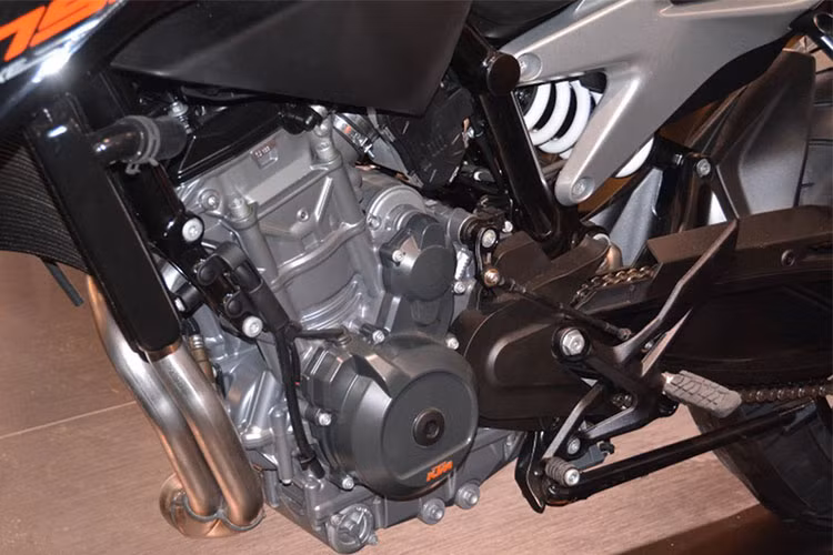 Xe được trang bị khối động cơ DOHC, 2 xy-lanh, làm mát bằng dung dịch, phun nhiên liệu điện tử trực tiếp với dung tích 799 phân khối. Sức mạnh này cho công suất tối đa 103 mã lực tại vòng tua máy 9.000 v/ph và mô-men xoắn cực đại 86 Nm từ 8.00 v/ph. Đi cùng với sức mạnh này gồm 5 chế độ lái là Sport, Street, Rain, Track và Supermoto.