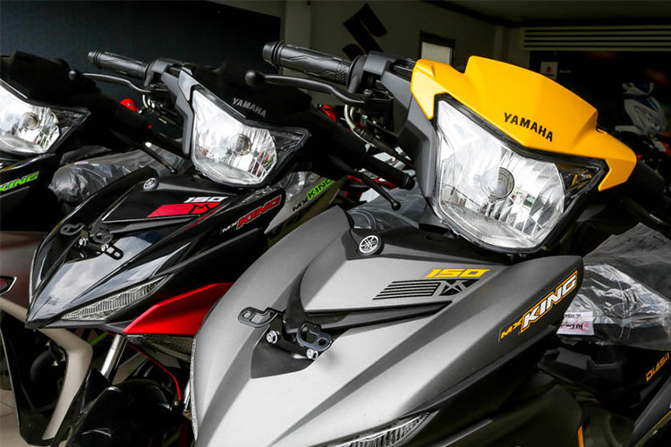 Cụ thể ở những thay đổi bao gồm; phần đầu xe được trang bị giá lắp biển số ở vị trí mặt nạ. Bên cạnh đó, mẫu xe côn tay 150 phân khối này cũng được trang bị cần đạp khởi động, trong khi Exciter 150 tại Việt Nam loại bỏ bộ phận này. Điểm khác biệt nữa của Yamaha MX King 150 chính là tùy chọn màu sắc so với Exciter 150.