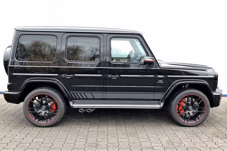 Cả hai chiếc Mercedes-AMG G63 đời 2019 mới xuất hiện tại Việt Nam đều thuộc phiên bản đặc biệt Edition 1. Trong đó, chiếc màu xám ít lộ ảnh nội thất trên mạng xã hội, theo giới chơi xe cho hay "ông vua địa hình" G63 Edition 1 2019 màu xám này thuộc sở hữu của đại gia siêu xe đình đám Việt Nam - Minh Nhựa. 