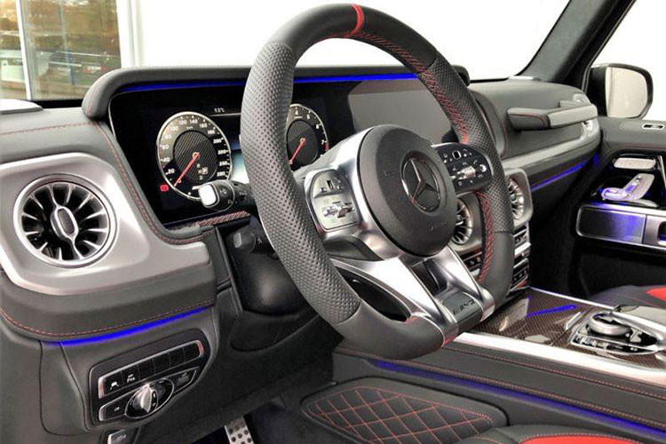 So với các phiên bản thường, khác biệt chính của chiếc xe là logo AMG trên tựa lưng ghế trước và các chi tiết ốp trang trí bằng sợi carbon. Xe được trang bị động cơ V8 4.0L tăng áp kép, với cặp turbo twin-scroll nằm giữa góc chữ V của xi-lanh. Động cơ sản sinh công suất 577 mã lực và mô-men xoắn cực đại 850Nm tại vòng tua 2.500-3.500 vòng/phút.