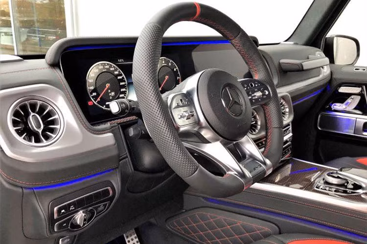 So với các phiên bản thường, khác biệt chính của chiếc xe là logo AMG trên tựa lưng ghế trước và các chi tiết ốp trang trí bằng sợi carbon. Xe được trang bị động cơ V8 4.0L tăng áp kép, với cặp turbo twin-scroll nằm giữa góc chữ V của xi-lanh. Động cơ sản sinh công suất 577 mã lực và mô-men xoắn cực đại 850Nm tại vòng tua 2.500-3.500 vòng/phút.