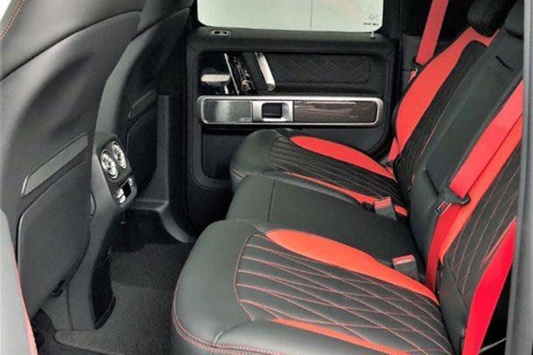 Mercedes-AMG G63 Edition 1 2019 vẫn có 3 khóa vi sai, hộp số với chế độ cầu thấp và 3 chế độ offroad khác nhau: Sand, Trail và Rock. Và lần đầu tiên chiếc xe đã được trang bị hệ thống treo wishbone kép độc lập ở trục trước, được gắn trực tiếp lên khung chính mà không cần tới khung phụ. Hệ thống treo sau là loại liên kết 5 điểm. 