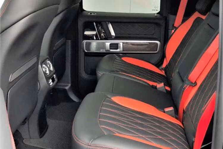 Mercedes-AMG G63 Edition 1 2019 vẫn có 3 khóa vi sai, hộp số với chế độ cầu thấp và 3 chế độ offroad khác nhau: Sand, Trail và Rock. Và lần đầu tiên chiếc xe đã được trang bị hệ thống treo wishbone kép độc lập ở trục trước, được gắn trực tiếp lên khung chính mà không cần tới khung phụ. Hệ thống treo sau là loại liên kết 5 điểm. 