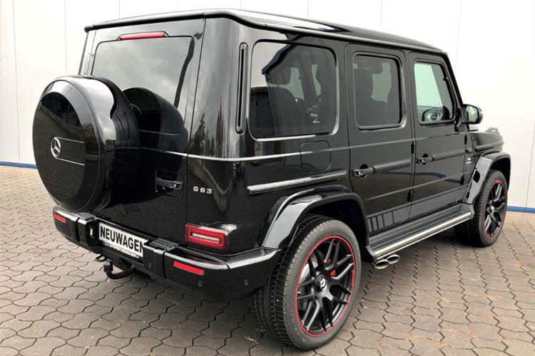 Hiện tại, chiếc Mercedes-AMG G63 phiên bản Edition 1 đời 2019 mang bộ áo xám mờ đã được bàn giao cho chủ nhân, chiếc còn lại trong bài viết này có màu đen bóng. Xe sở hữu bộ mâm 7 chấu kép sơn đen mờ đi kèm cùm phanh màu đỏ với dòng chữ AMG màu đen.