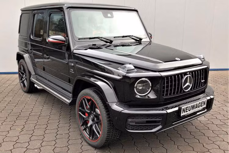 Mặc dù chưa được công bố mức giá chính xác, nhưng mới đây giá xe Mercedes-AMG G63 Edition 1 2019 đã được một doanh nghiệp kinh doanh xe nhập khẩu không chính hãng chào bán ở mức khoảng 14 tỷ đồng. Hiện tại, chiếc SUV địa hình "hàng khủng" này vẫn chưa có xe chính hãng tại Việt Nam.