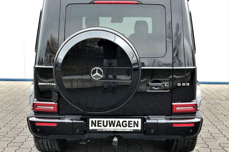 Phiên bản Mercedes-AMG G63 đời 2019 có sự khác biệt so với trước với đèn pha thiết kế lại, sử dụng bóng đèn LED toàn phần. Cản va trước, hốc gió hay lưới tản nhiệt đều được thiết kế lại. Đuôi xe vốn dĩ nhiều bạn trẻ mê xe tại Việt Nam nhận biết được đây là phiên bản của năm 2019 do đèn hậu thiết kế lại, cản va trước sửa đổi...