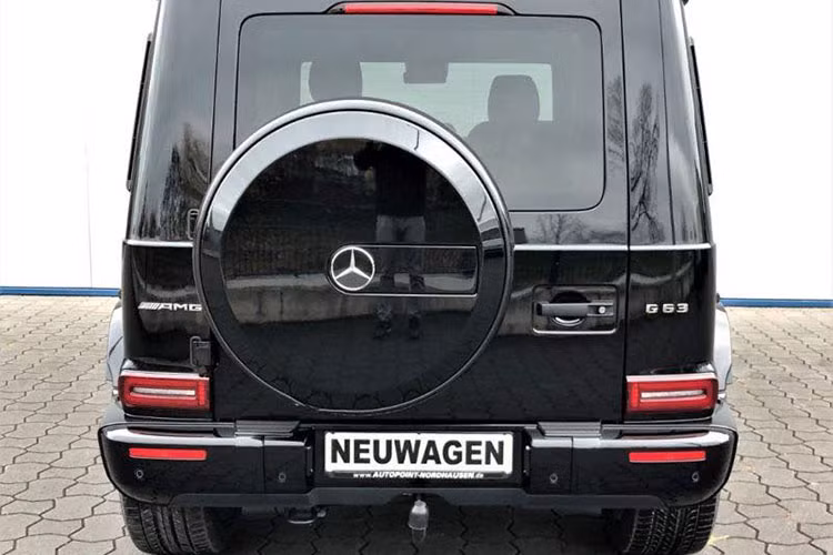 Phiên bản Mercedes-AMG G63 đời 2019 có sự khác biệt so với trước với đèn pha thiết kế lại, sử dụng bóng đèn LED toàn phần. Cản va trước, hốc gió hay lưới tản nhiệt đều được thiết kế lại. Đuôi xe vốn dĩ nhiều bạn trẻ mê xe tại Việt Nam nhận biết được đây là phiên bản của năm 2019 do đèn hậu thiết kế lại, cản va trước sửa đổi...
