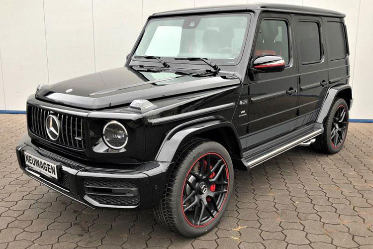 Thông tin về việc bộ đôi "vua địa hình" Mercedes-AMG G63 đời 2019 cập bến tại thị trường Việt Nam vào ngày 8/11/2018 vừa qua đã gây xôn xao không ít giới chơi xe trên khắp cả nước. Được biết, bộ đôi Mercedes-AMG G63 đời 2019 này đều được một công ty nhập khẩu tư nhân Hà Nội đưa về nước và đã có chủ nhân.