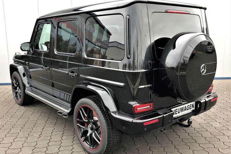 Phiên bản đặc biệt của "ông vua địa hình" Mercedes-AMG G63 Edition 1 2019 có giá bán khởi điểm tại thị trường nước ngoài ddược niêm yết từ 216.475 đô la (tương đương 5,05 tỷ đồng), đây cũng là mức giá bán đắt nhất cho cả 3 phiên bản Mercedes-AMG G63 đời 2019.