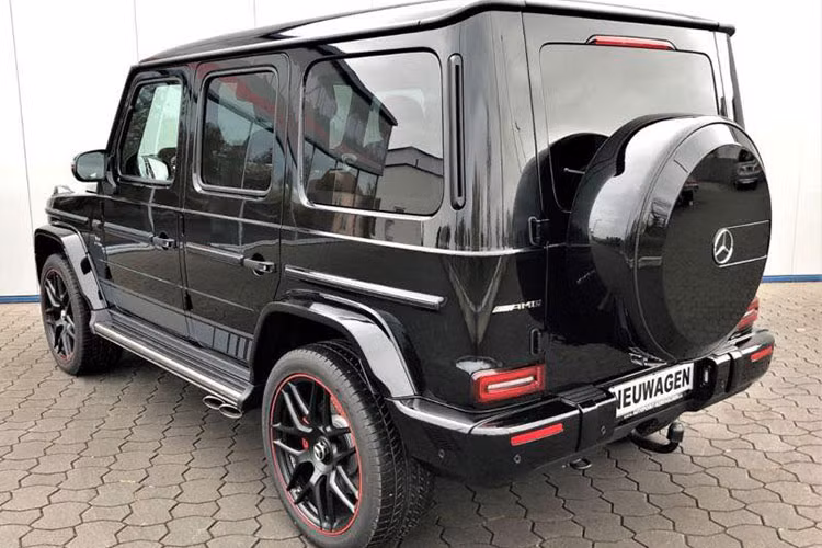 Phiên bản đặc biệt của "ông vua địa hình" Mercedes-AMG G63 Edition 1 2019 có giá bán khởi điểm tại thị trường nước ngoài ddược niêm yết từ 216.475 đô la (tương đương 5,05 tỷ đồng), đây cũng là mức giá bán đắt nhất cho cả 3 phiên bản Mercedes-AMG G63 đời 2019.