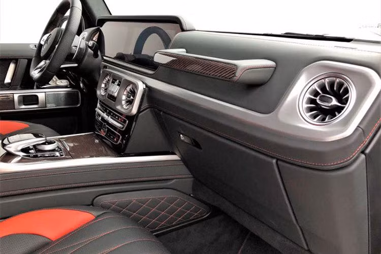 Đi cùng khối động cơ của "vua địa hình" G63 sẽ là hộp số tự động 9 cấp mới nhất, kèm theo hệ dẫn động 4 bánh 4MATIC AMG Performance với mức phân bổ sức mạnh cầu trước/sau mặc định là 40/60%, đem tới cho G63 phiên bản 2019 độ bám đường tốt hơn và hiệu năng tăng tốc cao hơn.