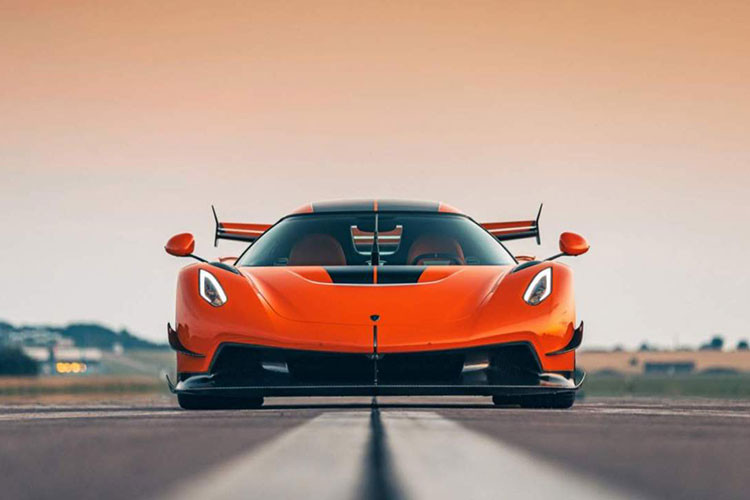 Cũng không có hình ảnh nào cho thấy những siêu phẩm này từng xuất hiện ở nhà của Messi hay siêu sao người Argentina chụp cùng, có thể là cuộc sống của Messi quá kín tiếng không thích khoe siêu xe nhưng chắc chắn thông tin Messi sở hữu 1 trong 3 chiếc xe Pagani Zonda Tricolore trên thế giới là trò đùa.