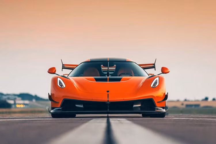 Cũng không có hình ảnh nào cho thấy những siêu phẩm này từng xuất hiện ở nhà của Messi hay siêu sao người Argentina chụp cùng, có thể là cuộc sống của Messi quá kín tiếng không thích khoe siêu xe nhưng chắc chắn thông tin Messi sở hữu 1 trong 3 chiếc xe Pagani Zonda Tricolore trên thế giới là trò đùa.