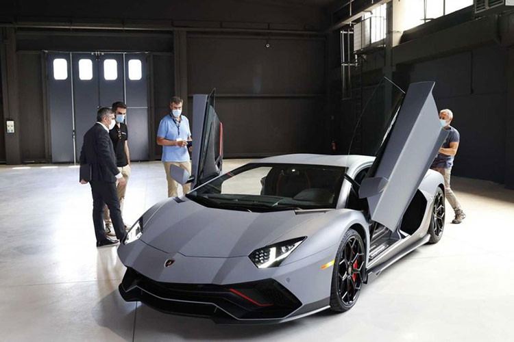 Nếu không thích, Messi có thể bỏ ra 1 tuần lương là khoảng 20,6 tỷ đồng để đi "shopping" những chiếc siêu xe hàng "xịn" hơn như Ferrari SF90 Stradale nhưng vẫn còn đủ dư để làm tiếp một chiếc xe Lamborghini mui trần dạo phố. Hay thậm chí sở hữu 1 cặp xe Lamborghini Aventador LP780-4 Ultimae mới ra lò cả bản Coupe và mui trần.