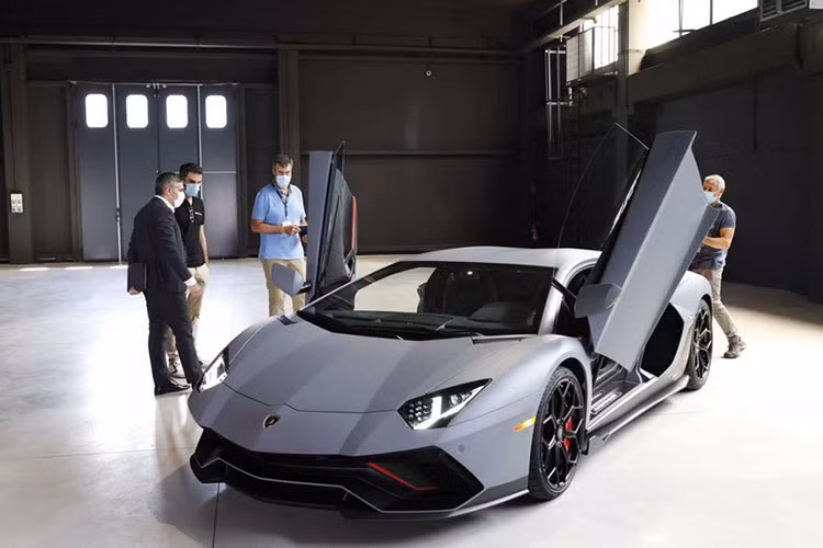 Nếu không thích, Messi có thể bỏ ra 1 tuần lương là khoảng 20,6 tỷ đồng để đi "shopping" những chiếc siêu xe hàng "xịn" hơn như Ferrari SF90 Stradale nhưng vẫn còn đủ dư để làm tiếp một chiếc xe Lamborghini mui trần dạo phố. Hay thậm chí sở hữu 1 cặp xe Lamborghini Aventador LP780-4 Ultimae mới ra lò cả bản Coupe và mui trần.