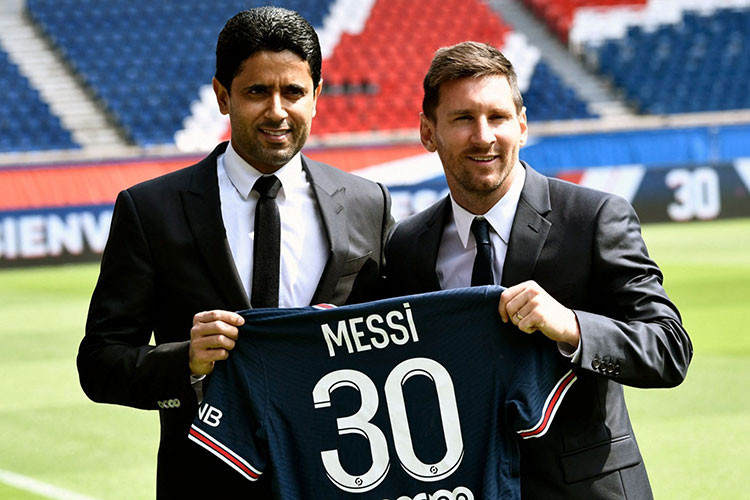 Được biết, mức lương của Lionel Messi tại PSG sau thuế khoảng 40 triệu Euro/1 năm, con số này dễ dàng để siêu sao người Argentina mua cả trực tăng, siêu du thuyền hay làm cho mình 1 bộ sưu tập siêu xe đáng nể toàn các mẫu xe của Bugatti, Pagani hay Koenigsegg.