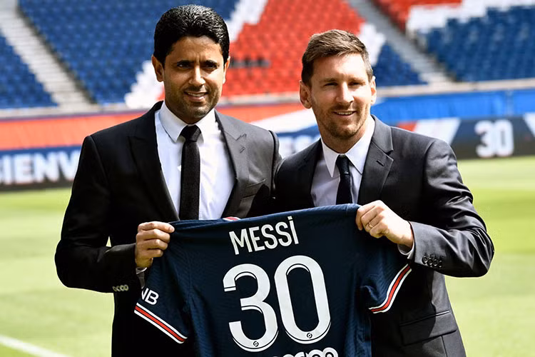 Được biết, mức lương của Lionel Messi tại PSG sau thuế khoảng 40 triệu Euro/1 năm, con số này dễ dàng để siêu sao người Argentina mua cả trực tăng, siêu du thuyền hay làm cho mình 1 bộ sưu tập siêu xe đáng nể toàn các mẫu xe của Bugatti, Pagani hay Koenigsegg.