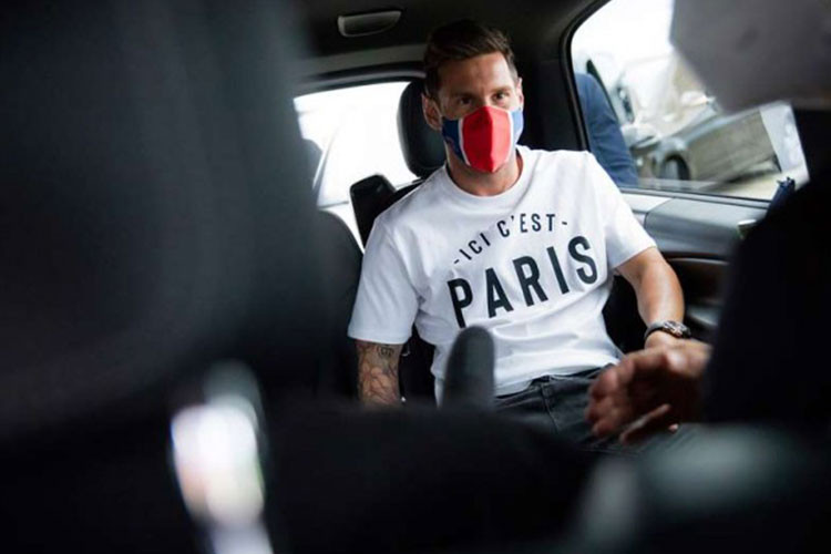 Màn "quay xe" phút bù giờ cuối cùng của Barcelona đã khiến Lionel Messi bị sốc và nhanh chóng tìm thấy ngôi nhà mới là Paris Saint-Germain ở Pháp. Khi đến Paris, siêu sao người Argentina đã tạo nên cơn địa chấn khi hàng chục nghìn người xếp hàng trước cửa ra vào sân bay, cảnh sát phải dùng hàng chục môtô chuyên dụng để 3 chiếc xe Mercedes-Benz vận chuyển Messi đến Paris Saint-Germain an toàn.