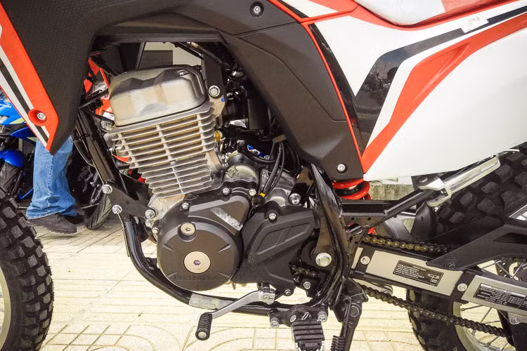 CRF150L được Honda trang bị khối động cơ xi-lanh đơn SOHC 4 kỳ làm mát bằng gió, đường kính trái piston 57,3mm và hành trình tay biên 57,8mm. Có dung tích 149,15cc, hệ thống phun nhiên liệu điện tử và 5 cấp số, động cơ này tạo ra công suất 12,91PS tại 8.000rpm và mô-men xoắn 12,43 Nm tại 6.500rpm.