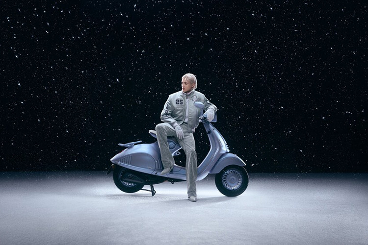 Trong khi các phiên bản con giáp trước được thiết kế trẻ trung và phá cách hơn với hình ảnh con giáp nổi bật trên vỏ xe, Vespa 946 Snake cho năm Ất Tỵ theo hướng sang trọng tinh tế hơn.