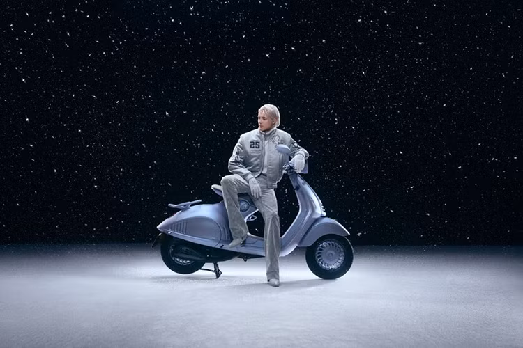 Trong khi các phiên bản con giáp trước được thiết kế trẻ trung và phá cách hơn với hình ảnh con giáp nổi bật trên vỏ xe, Vespa 946 Snake cho năm Ất Tỵ theo hướng sang trọng tinh tế hơn.