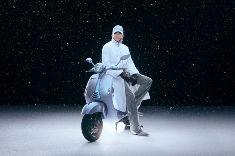 Như thường lệ, mỗi năm Piaggio đều tung ra phiên bản giới hạn của Vespa 946 lấy chủ đề là linh vật của năm theo lịch âm. Năm nay với linh vật là rắn (năm 2025 là năm Ất Tỵ), và nhà sản xuất Ý mới đây đã chính thức giới thiệu Vespa 946 Snake 2025 mới.