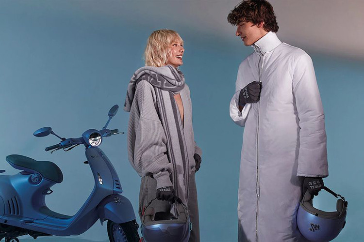 Mũ bảo hiểm, với phần bên trong có thể tháo rời và tấm che màu khói, có sự chú ý đến từng chi tiết và phản ánh màu xanh lam óng ánh với con rắn mạ crôm 3D của xe.