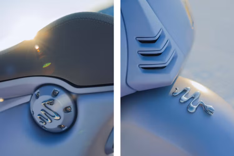 Đan xen vào phong cảnh băng giá này là nguồn cảm hứng từ con rắn, được thể hiện qua lớp bọc tay lái và yên xe mô phỏng theo kết cấu mềm mại của da loài động vật này sau khi được thuộc.