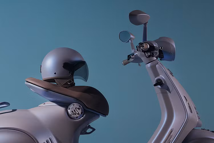 Với phiên bản giới hạn chỉ 888 xe tay ga được đánh số, Vespa 946 Snake được định sẵn để trở thành một món đồ sưu tầm trong Bộ sưu tập Lunar. Vespa 946 Snake đi kèm với một loạt phụ kiện.