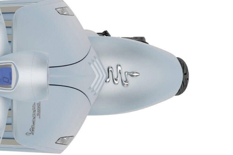 Với thiết kế lấy cảm hứng từ phong cảnh băng giá và vẻ đẹp thanh thoát của mùa đông, Vespa 946 Snake nổi bật với lớp sơn xanh óng ánh trong sắc thái băng giá tôn vinh sự tinh khiết và sức mạnh của phong cảnh tuyết phủ.