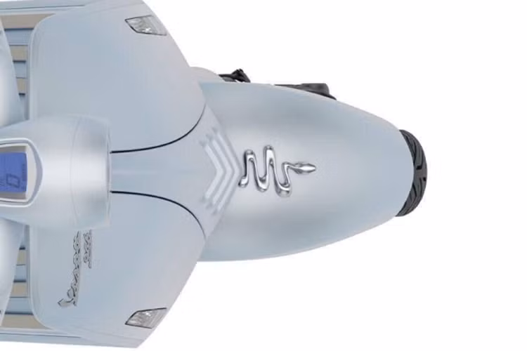 Với thiết kế lấy cảm hứng từ phong cảnh băng giá và vẻ đẹp thanh thoát của mùa đông, Vespa 946 Snake nổi bật với lớp sơn xanh óng ánh trong sắc thái băng giá tôn vinh sự tinh khiết và sức mạnh của phong cảnh tuyết phủ.