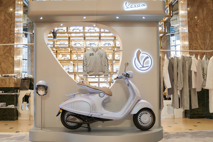 Hiện tại giá xe Vespa 946 Snake 2025 chưa được công bố. Mẫu xe này sẽ được trưng bày tại các cửa hàng Vespa tại nhiều nước trên thế giới, kéo dài từ ngày 7/1 - 5/2/2025, và tại Hà Nội xe sẽ được trưng bày tại cửa hàng ở Tràng Tiền Plaza.