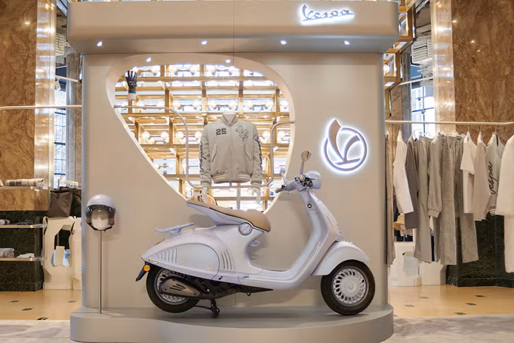 Hiện tại giá xe Vespa 946 Snake 2025 chưa được công bố. Mẫu xe này sẽ được trưng bày tại các cửa hàng Vespa tại nhiều nước trên thế giới, kéo dài từ ngày 7/1 - 5/2/2025, và tại Hà Nội xe sẽ được trưng bày tại cửa hàng ở Tràng Tiền Plaza.