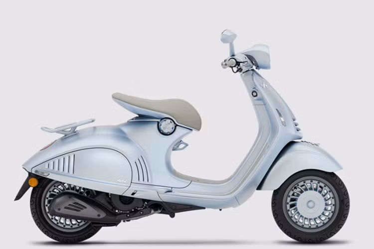 Giống các bản đặc biệt trước, Vespa 946 Snake sẽ có cả 2 bản động cơ 125 hoặc 150 phân khối. Điều này đồng nghĩa với việc chiếc xe vẫn được trang bị động cơ 4 kỳ 3 van, với dung tích 125 hoặc 155cc tuỳ thuộc vào từng thị trường.
