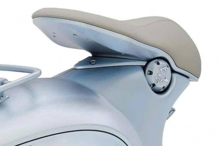 Con rắn mạ chrome đúc nổi xuất hiện trên cả nắp bình xăng và chắn bùn, tăng thêm vẻ sang trọng cho phiên bản xe ga hạng sang Vespa 946 mới.