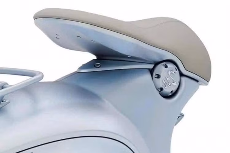 Con rắn mạ chrome đúc nổi xuất hiện trên cả nắp bình xăng và chắn bùn, tăng thêm vẻ sang trọng cho phiên bản xe ga hạng sang Vespa 946 mới.