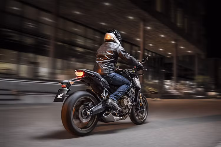 Nhờ sự điều chỉnh này, động cơ trên CB650R có khả năng vận hành mạnh mẽ, bền bỉ hơn với mô men xoắn tăng ổn định và êm ái khi vòng tua máy tăng cao. Bên cạnh đó, động cơ này còn sản sinh ra âm thanh có sự khác biệt so với các động cơ 4 xy-lanh khác. Xe được trang bị hộp số 6 cấp với ly hợp chống khóa bánh khi dồn số gấp (slipper clutch).