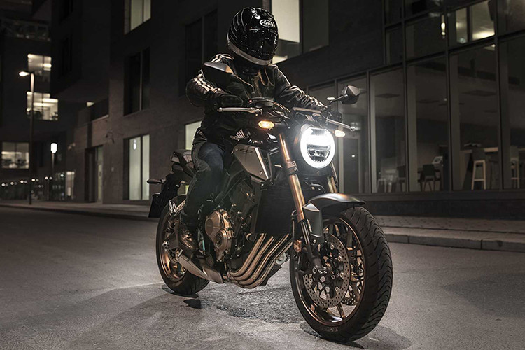 Honda cũng sẽ phân phối các phụ kiện chính hãng cho CB650R bao gồm các chi tiết trang trí bằng nhôm như chắn bùn trước, ốp bên thân, ốp yên xe, kính chắn gió để tạo điểm nhấn... Một số trang bị tùy chọn khác bao gồm túi ôm bình xăng, hệ thống sang số nhanh Quickshift, kính chắn gió cao hơn, cổng sạc điện 12V, sưởi ấm tay lái...