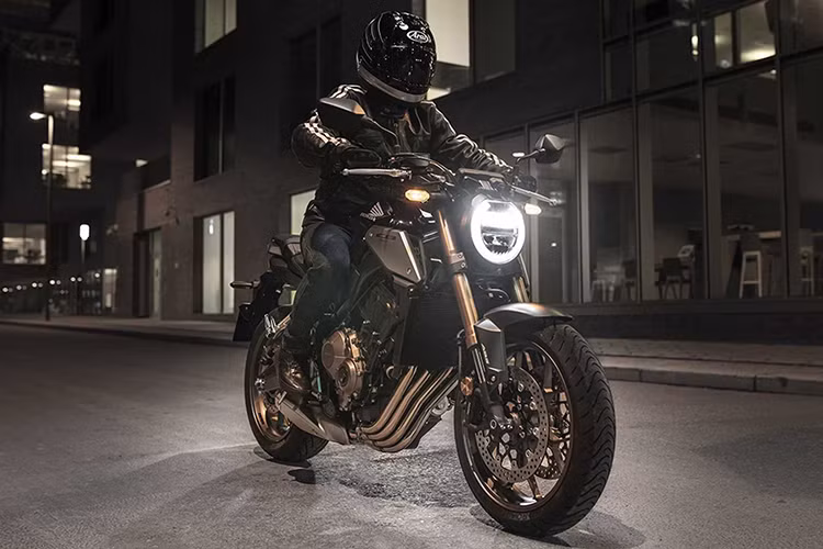 Honda cũng sẽ phân phối các phụ kiện chính hãng cho CB650R bao gồm các chi tiết trang trí bằng nhôm như chắn bùn trước, ốp bên thân, ốp yên xe, kính chắn gió để tạo điểm nhấn... Một số trang bị tùy chọn khác bao gồm túi ôm bình xăng, hệ thống sang số nhanh Quickshift, kính chắn gió cao hơn, cổng sạc điện 12V, sưởi ấm tay lái...