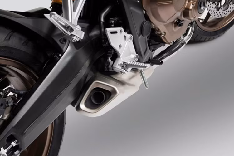 Honda CB650R sở hữu cặp mâm 5 chấu chữ Y bằng nhôm đúc tương tự như bản concept. Xe sử dụng bộ lốp kích thước 120/70-ZR17 ở bánh trước và 180/55-ZR17 ở bánh sau. Hệ thống xả thải của CB650R được thiết kế lại với cửa ống xả với kích thước lớn hơn, giúp tối ưu hoá lượng khí thoát ra, mang lại âm thanh đầy phấn khích khi xe vận hành.