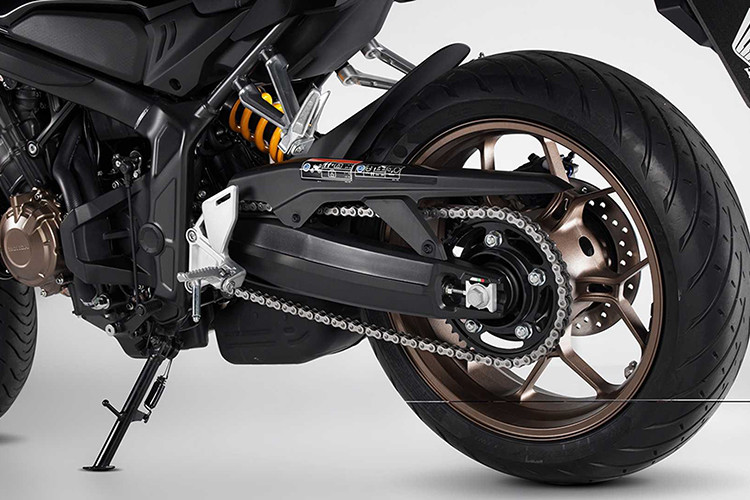 Khung xe dạng kim cương được gia công bằng phương pháp dập, giúp giảm 1,9 kg so với khung xe trên CB650F. Kết hợp với bình xăng mới, khung phụ nhẹ hơn, khối lượng xe dừng ở mức 202 kg (giảm 6kg so với CB650F). Giảm xóc sau dạng monoshock có 7 mức độ điều chỉnh tải trọng kết nối trực tiếp với bộ gắp nhôm đúc.