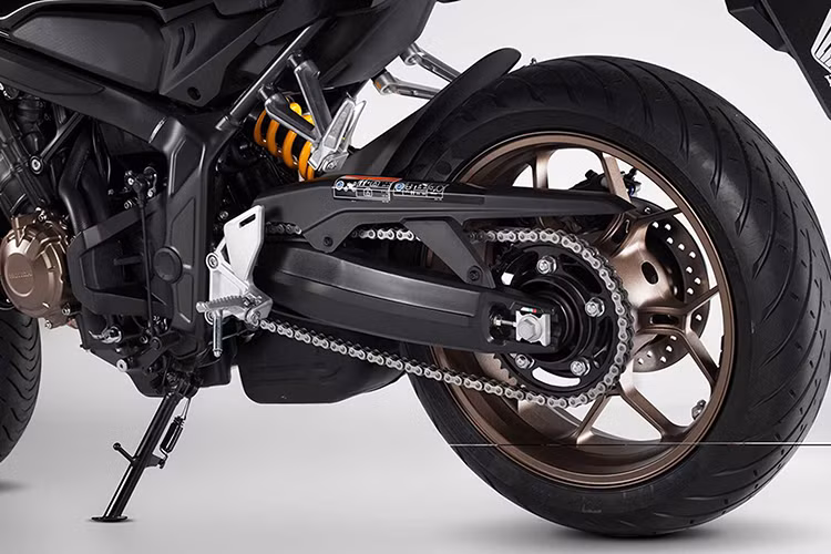 Khung xe dạng kim cương được gia công bằng phương pháp dập, giúp giảm 1,9 kg so với khung xe trên CB650F. Kết hợp với bình xăng mới, khung phụ nhẹ hơn, khối lượng xe dừng ở mức 202 kg (giảm 6kg so với CB650F). Giảm xóc sau dạng monoshock có 7 mức độ điều chỉnh tải trọng kết nối trực tiếp với bộ gắp nhôm đúc.